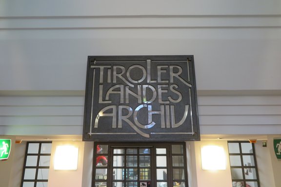 Sign with the inscription: Tiroler Landesarchiv.