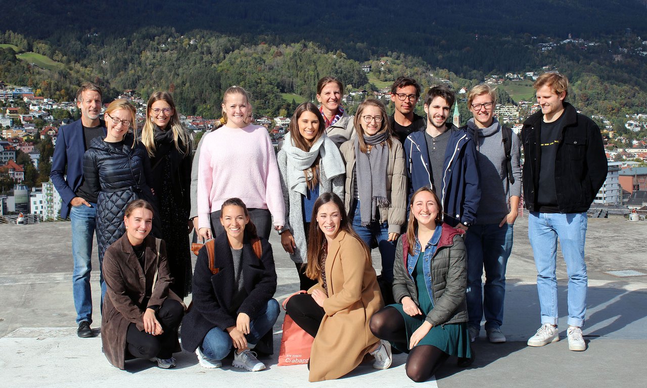 Der Kurs Angewandte Personalforschung auf dem Hubschrauberlandeplatz der Tirol Kliniken anlässlich des Projekt-Kick-offs. 