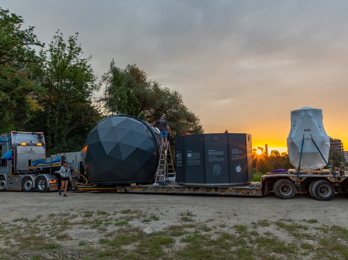 Kuppel, Unterbau und Teleskop vor dem Hubschrauber-Flug, noch auf den Anhängern, mit denen sie gebracht wurden.