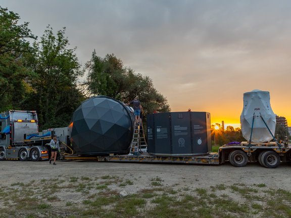 Kuppel, Unterbau und Teleskop vor dem Hubschrauber-Flug, noch auf den Anhängern, mit denen sie gebracht wurden.