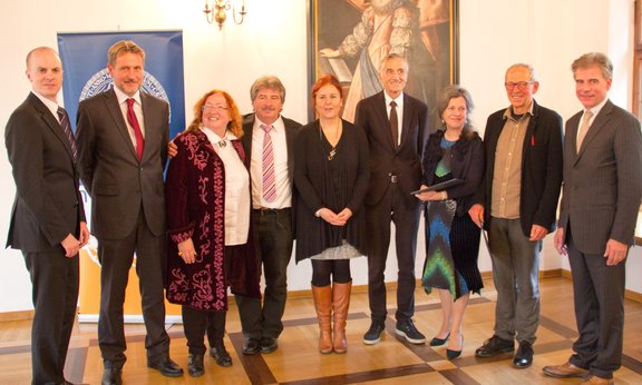 Gruppenbild mit allen Ausgezeichneten und Rektor Tilmann Märk sowie Präsident Konrad Bergmeister.
