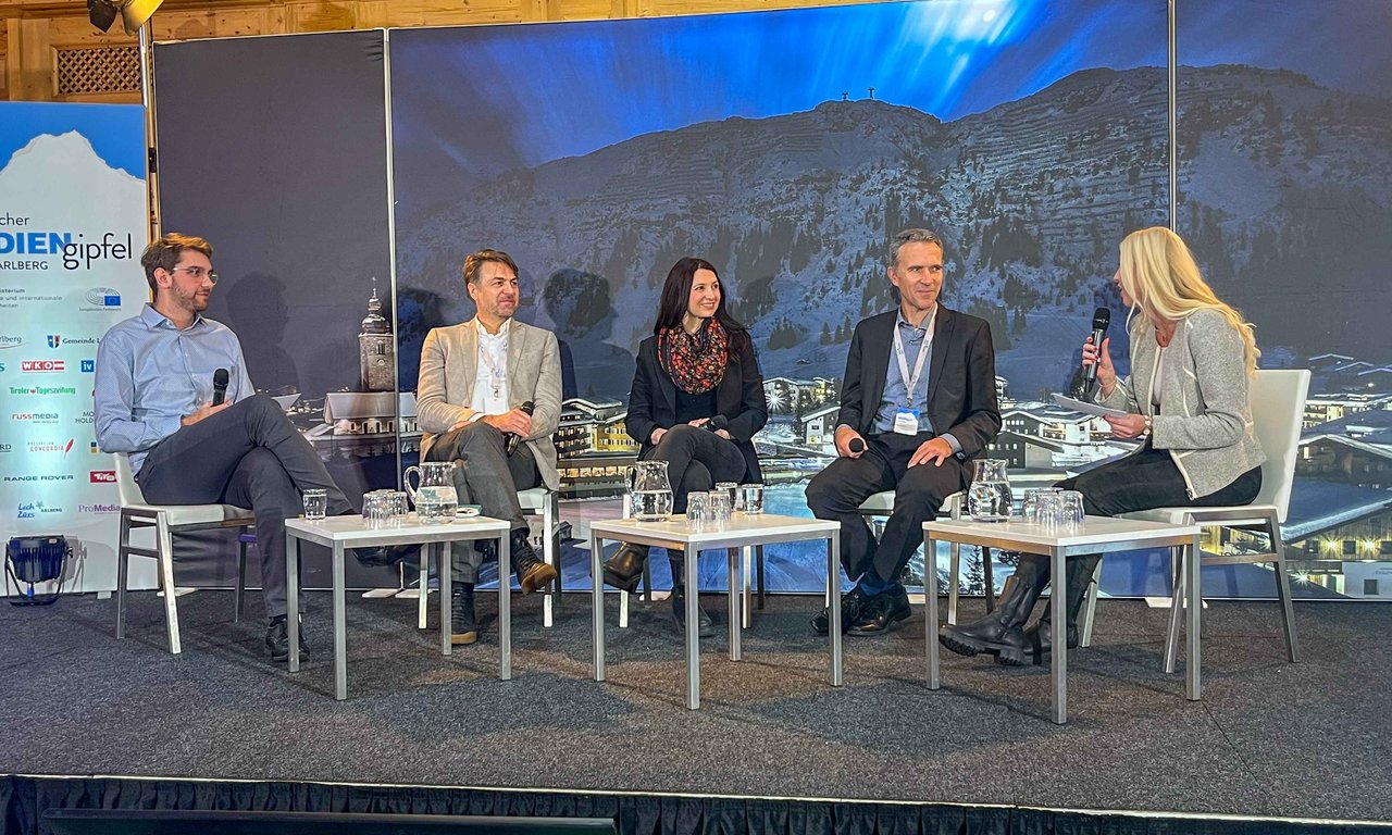 Fünf Personen auf dem Podium