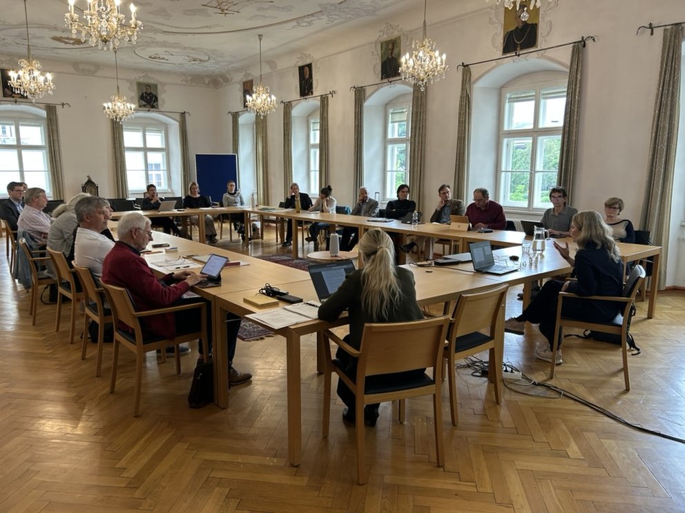 Ein Konferenzraum mit Zuhörer:innen
