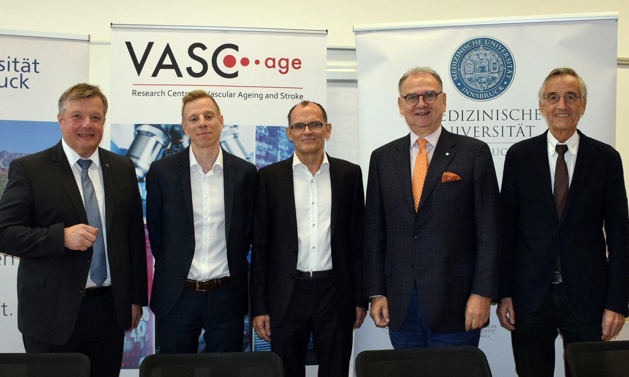 LR Bernhard Tilg, VASCage-GF Matthias Ullrich, Stefan Kiechl, wissenschaftlicher Leiter von VASCage, W. Wolfgang Fleischhacker, Rektor der Med Uni Innsbruck, Tilmann Märk, Rektor der Uni Innsbruck