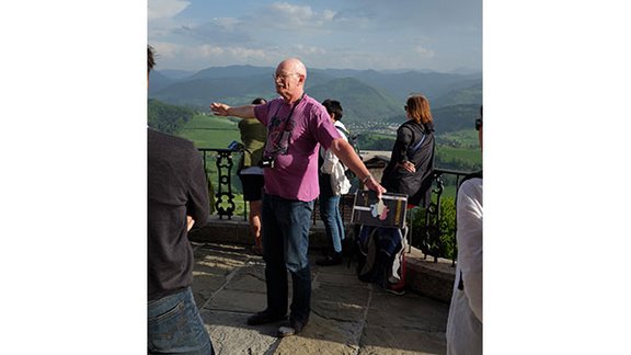 Hanns Kerschner erklärt mit umfassenden Gestus die Landschaft, wie sie sich rund um den Sonntagberg bei herrlichem Wetter erschließt.