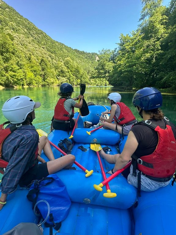 Studenten im Schlauchboot