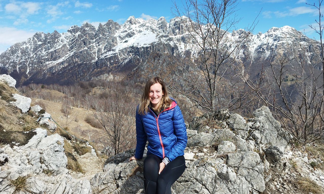 Portraitaufnahme von Alessia Tagliaferri im Gelände