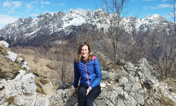 Portraitaufnahme von Alessia Tagliaferri im Gelände