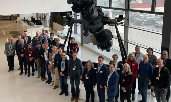 man sieht die gesamt Delegation in der Empfangshalle von ZEISS