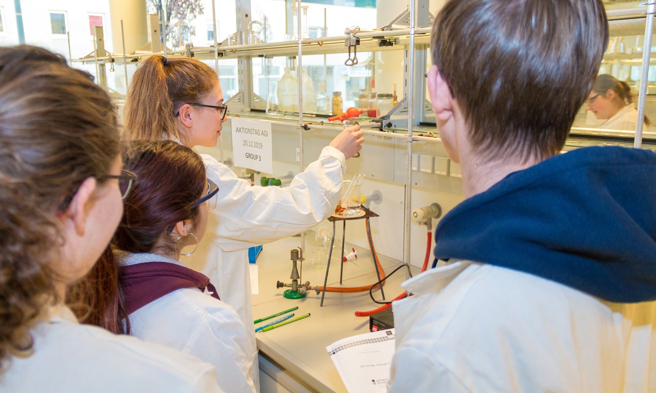 SchülerInnen beim Chemie-Praktikum