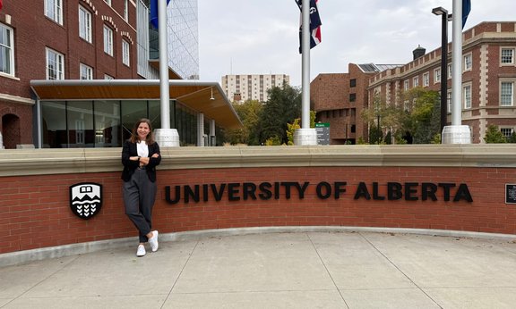 Frau vor dem Haupteingang der University of Alberta