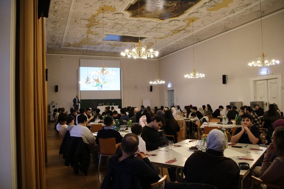 Iftar-Essen im Madonnensaal