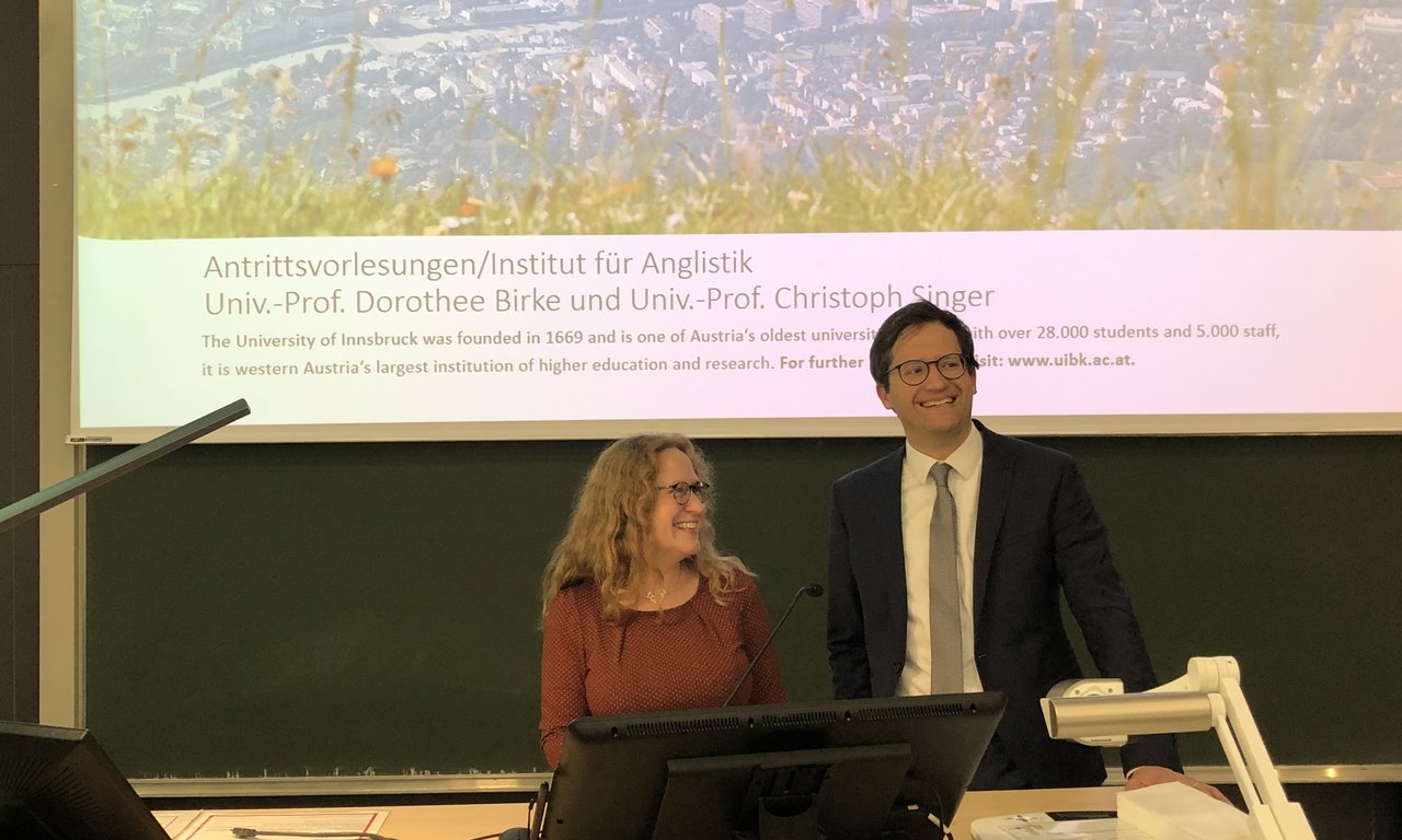 Prof Birke und Prof Singer stehen in einem Vorlesungssaal