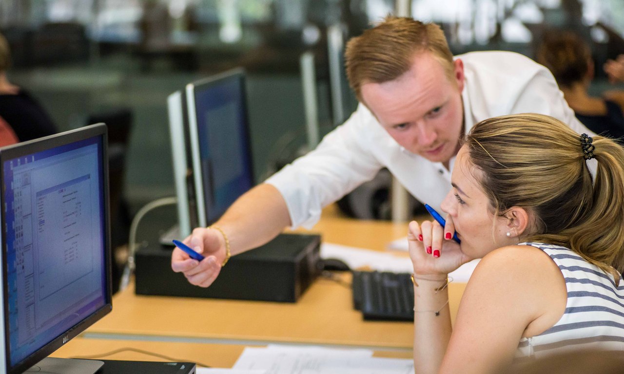 Frau und Mann arbeiten gemeinsam an einem Computer