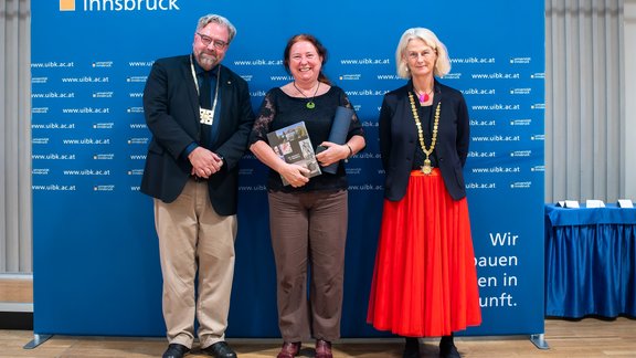 Dekan Dirk Rupnow, Ellinor Forster, Rektorin Veronika Sexl