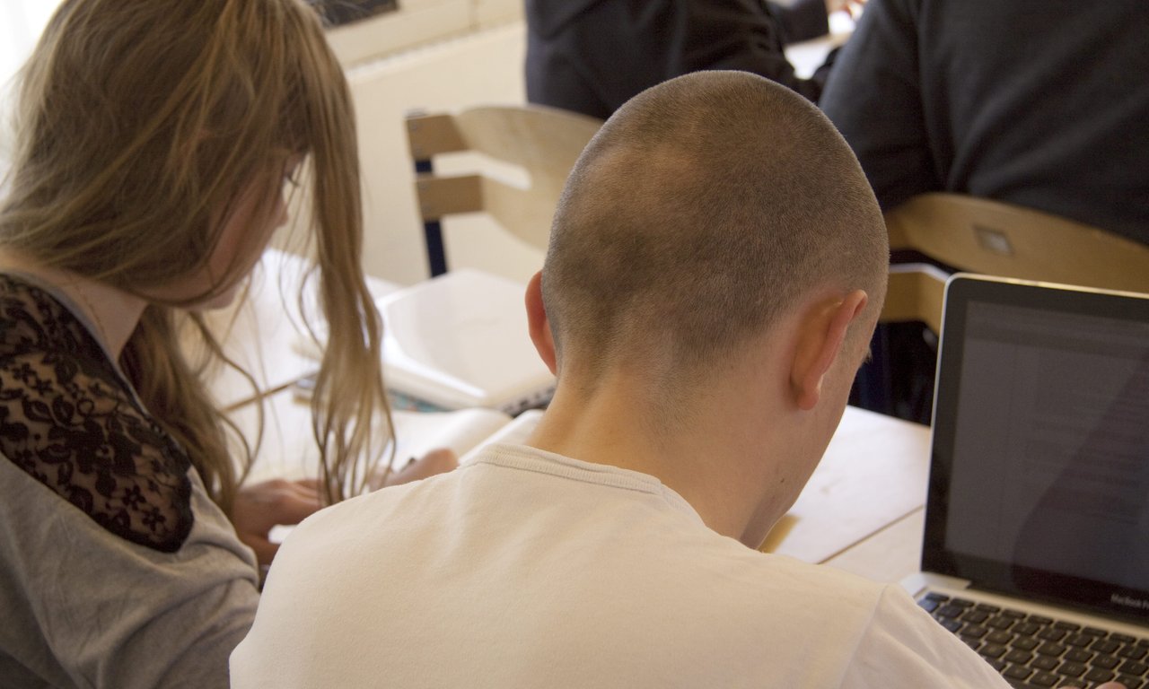 Schüler:innen vor PC
