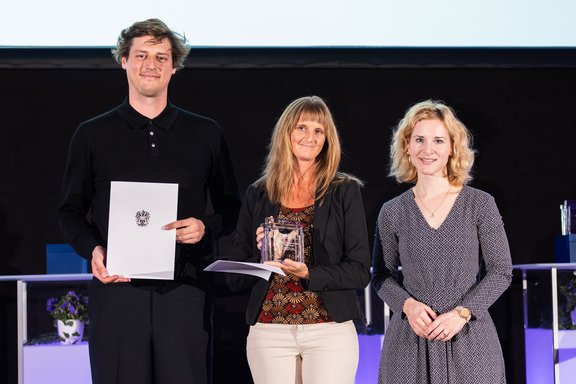 Drei Personen auf der Bühne