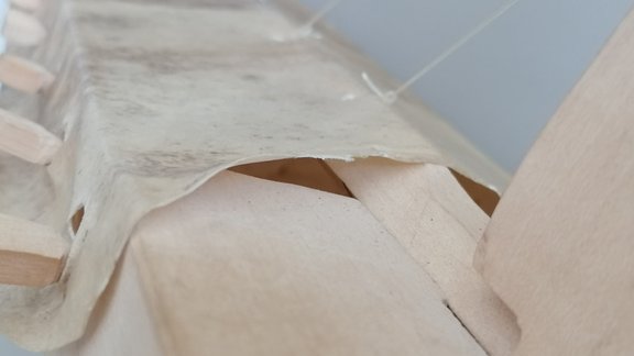 Saitenhalter UNTER der Rohhaut