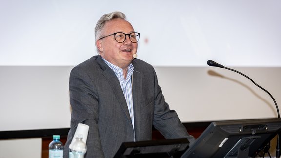 Begrüßung durch Thomas Fahringer