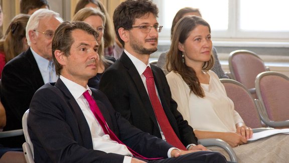 Gabriele Chiogna, Martin Stuchtey und Kerstin Neumann sitzen während der Grußworte im Publikum