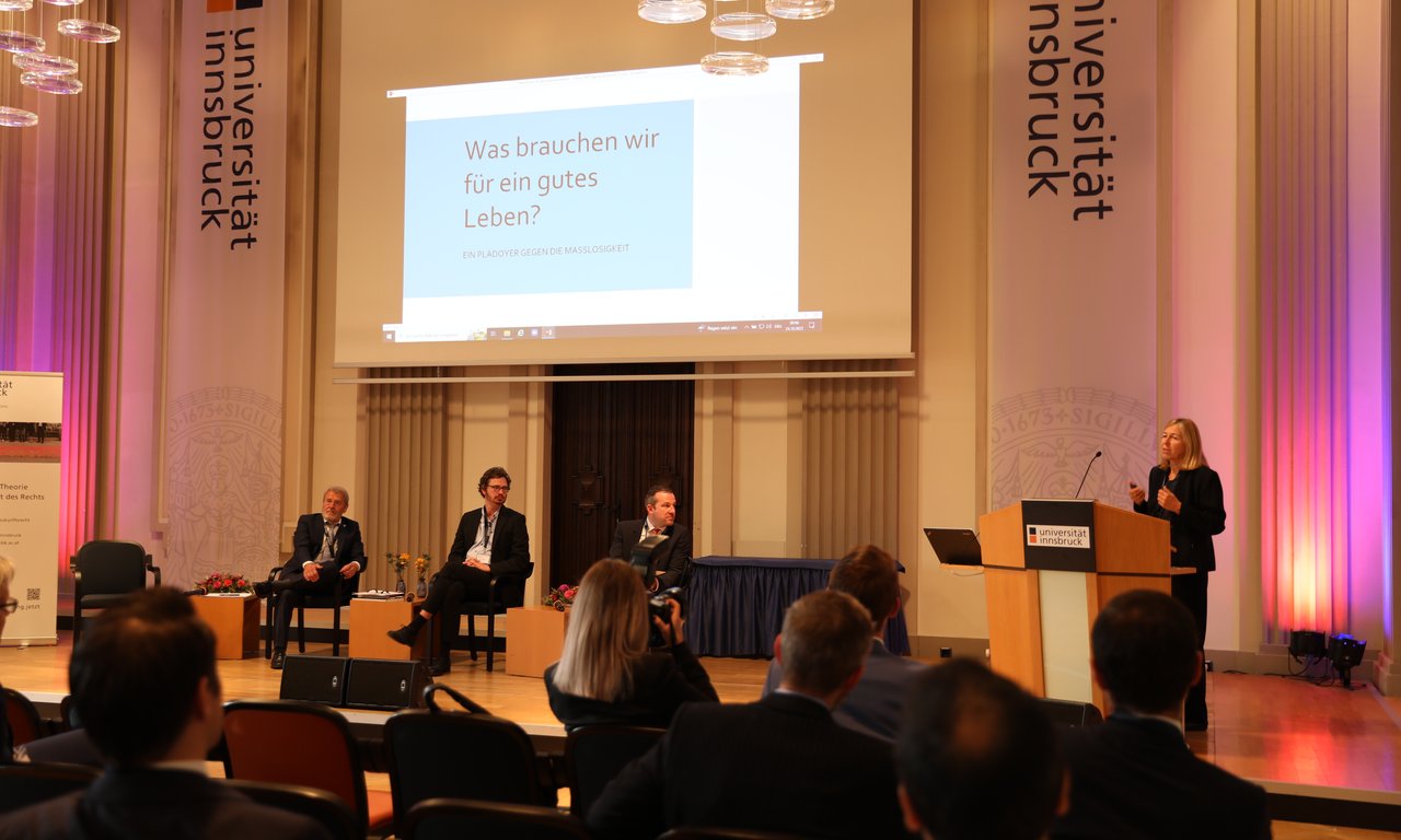 Teilnehmer*innen der Konferenz hören einem Vortrag zu.