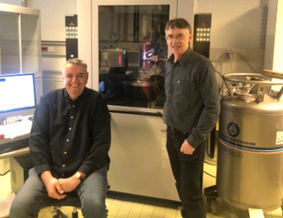 Peter Brüggeller (li.) und Klaus Wurst vor dem Einkristallröntgenstrukturgerät, das durch eine vom CERN übernommene  CMOS-Technologie zu international vielbeachteten Ergebnissen führte. 
