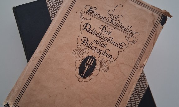 Foto einer alten Ausgabe des Reisetagebuchs von Keyserling