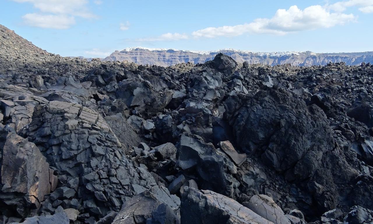 Blick auf eine dunkle steinige Landschaft