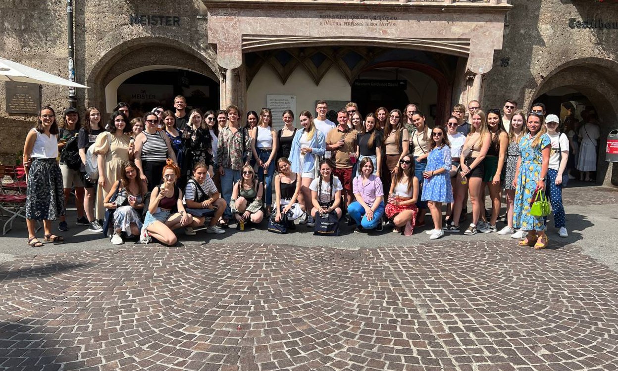 Gruppenfoto mit mehr als 30 Menschen in der Innsbrucker Altstadt.