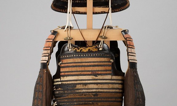 Samurairüstung Schloss Ambras, um 1580. Diese Rüstung ist in Goldlacktechnik dekoriert.