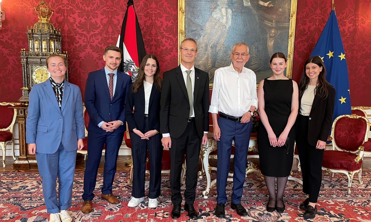Gruppenbild mit Alexander Van der Bellen in der Mitte, in der Hofburg aufgenommen.