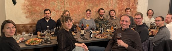 Weihnachtsfeier 2025 Pizzaessen Teamfoto