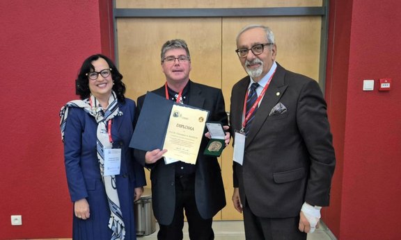 Prof. Chris­to­pher May­hew mit Andrzej-Waks­mundzki-Medaille aus­ge­zeich­net