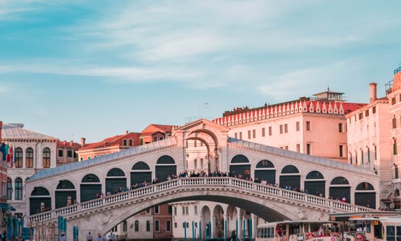 Rialto Brücke in Venedig