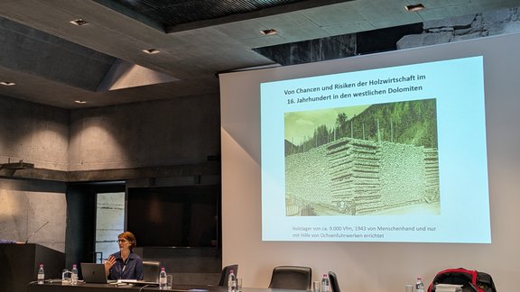 Foto der Vortragenden Karint Pattis (Freie Historikerin Welschnofen)