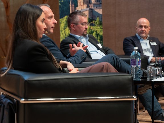 Foto von Vortragenden auf der Bühne