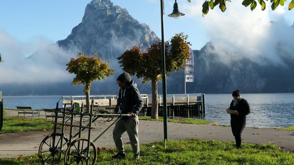 Magnetprospektion am Ufer des Traunsees im Park (ehemaliger Klostergarten) von Traunkirchen, im Hintergrund der Traunstein