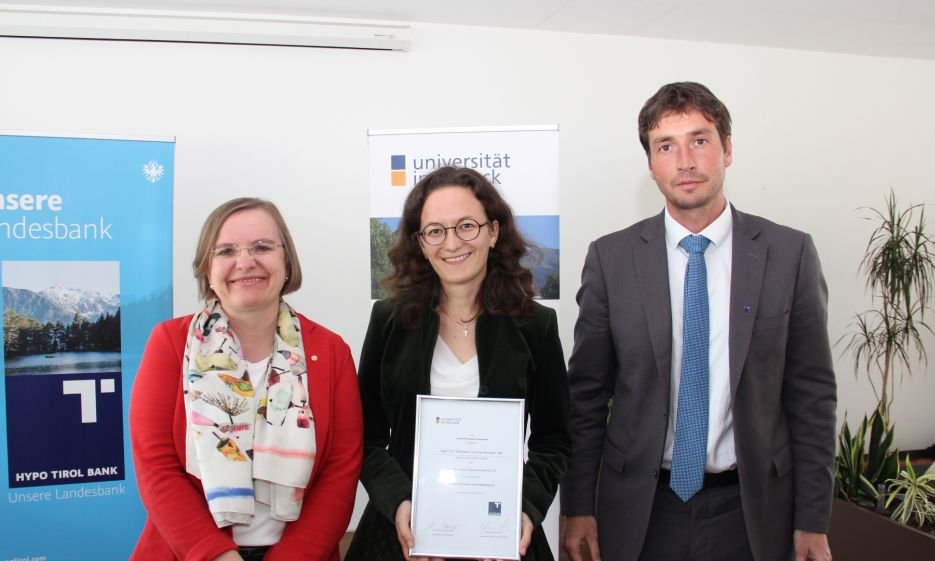 v.l.n.r. Vizerektorin Ulrike Tanzer, Michaela Neulinger, Filialleiter Daniel Senn