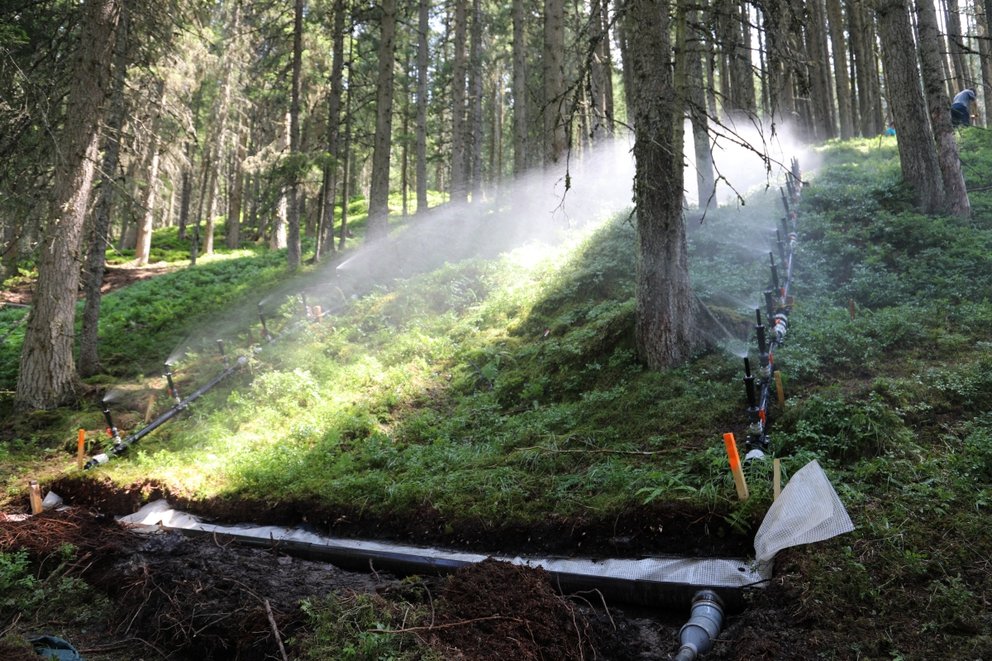 10 by 15 meter sprinkler system that produces fine spray mist.