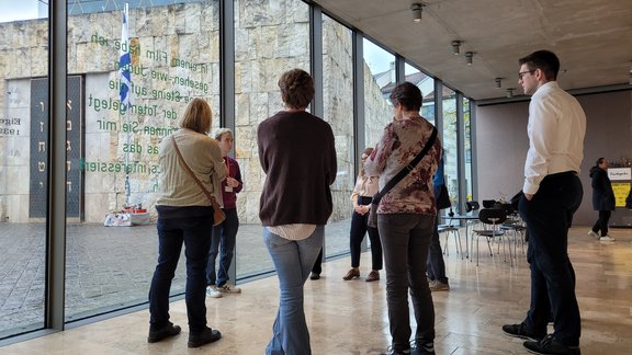 Zu sehen sind die Mitglieder des Instituts für Praktische Theologie im Jüdischen Museum in München.