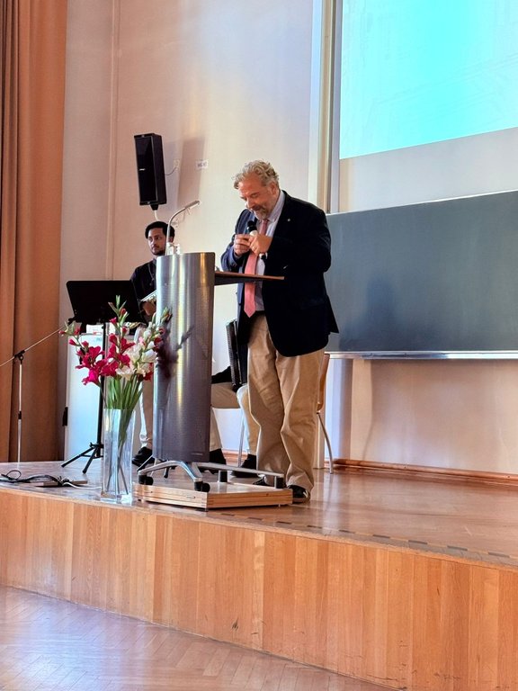 Zu sehen ist der Vizerektor der Universität Innsbruck.