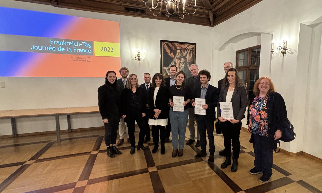 Gruppenfoto mit zwölf Personen.