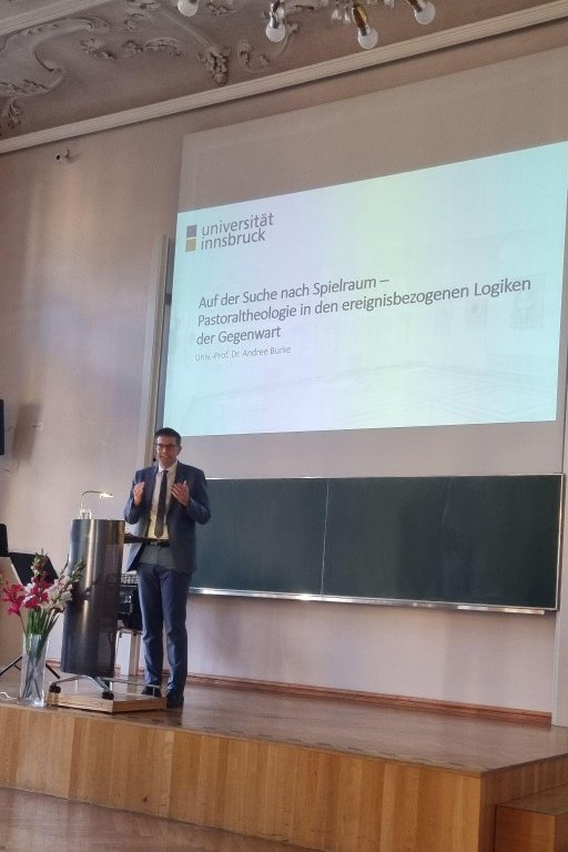 Zu sehen ist Andree Burke bei seiner Antrittsvorlesung, er befindet sich in einem Hörsaal.