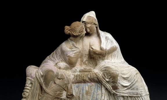 Die Terracotta-Figuren zweier sich unterhaltender Frauen aus ebendieser Zeit verwendet die Althistorikerin zur Illustration ihre Arbeit. Das Objekt befindet sich im British Museum.