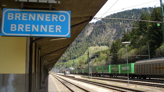 Gleis am Bahnhof Brenner mit Schild "Brennero / Brenner"