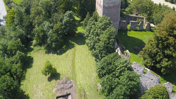 Abb.1: Die Lage von Fläche 1 und 2 im prähistorischen Siedlungsareal am Burghügel Kropfberg