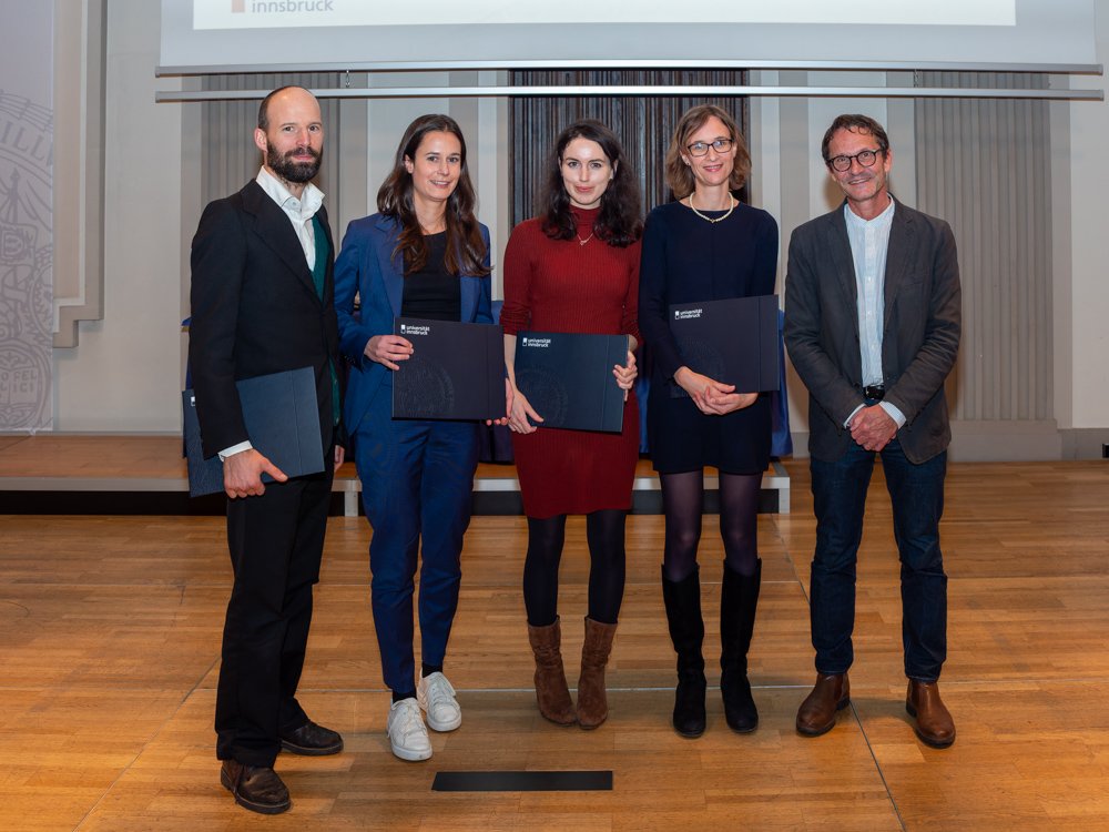 Die Gewinner*innen des Lehreplus! Preises 2022 in der Aula gemeinsam mit VR Fügenschuh