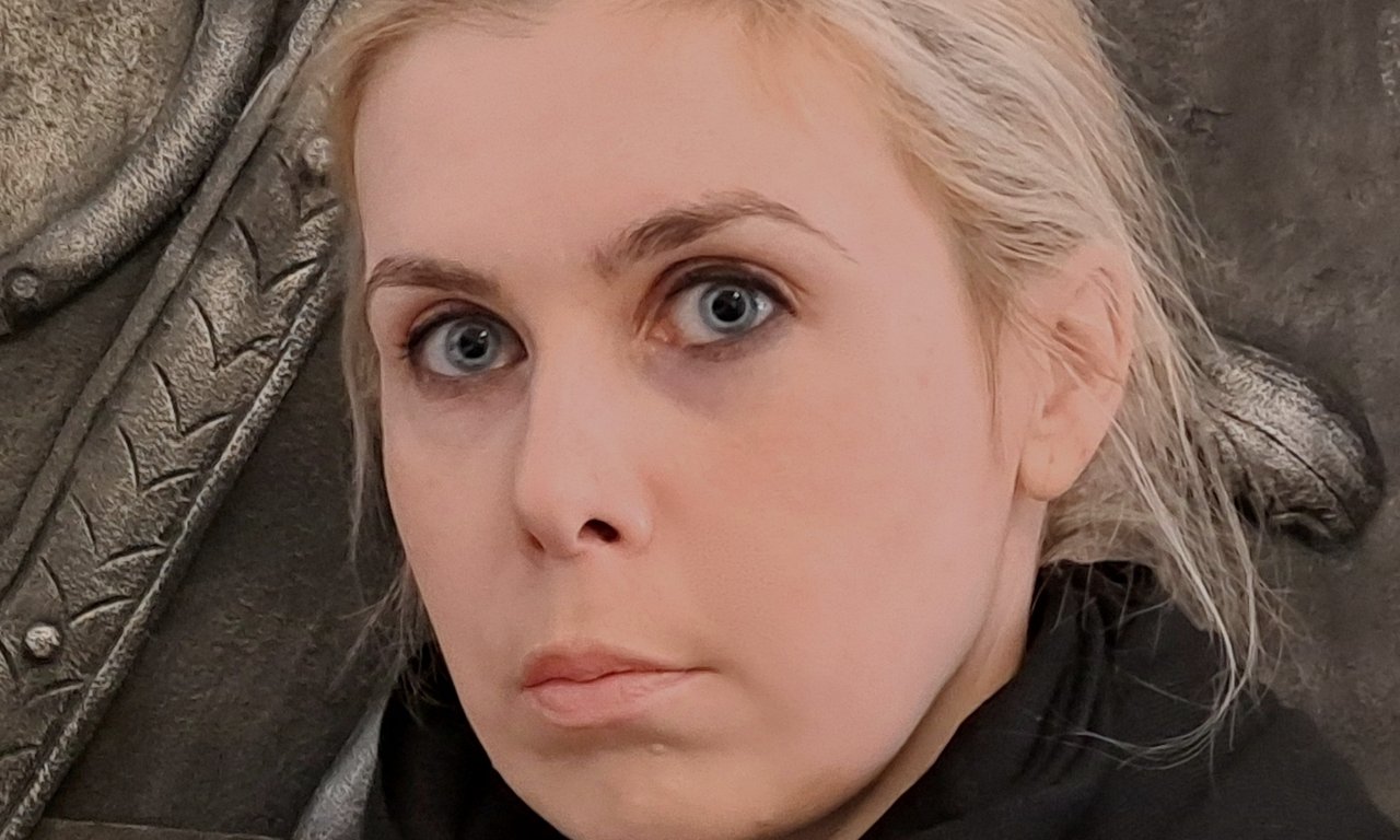 Zu sehen ist Iris Robinigg vor einem Eisentor.