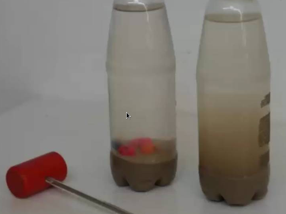 Flaschen gefüllt mit Wasser und Sand