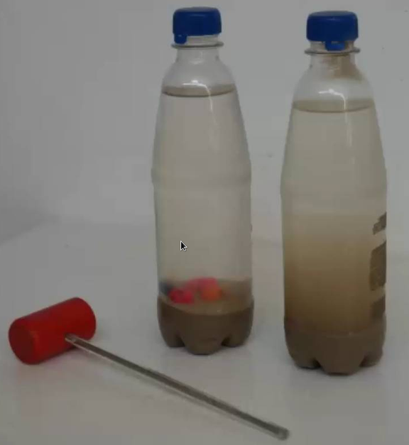 Flaschen gefüllt mit Wasser und Sand